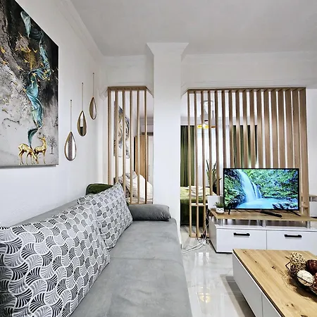 Acvi Lux - Center By Seafront Apartment